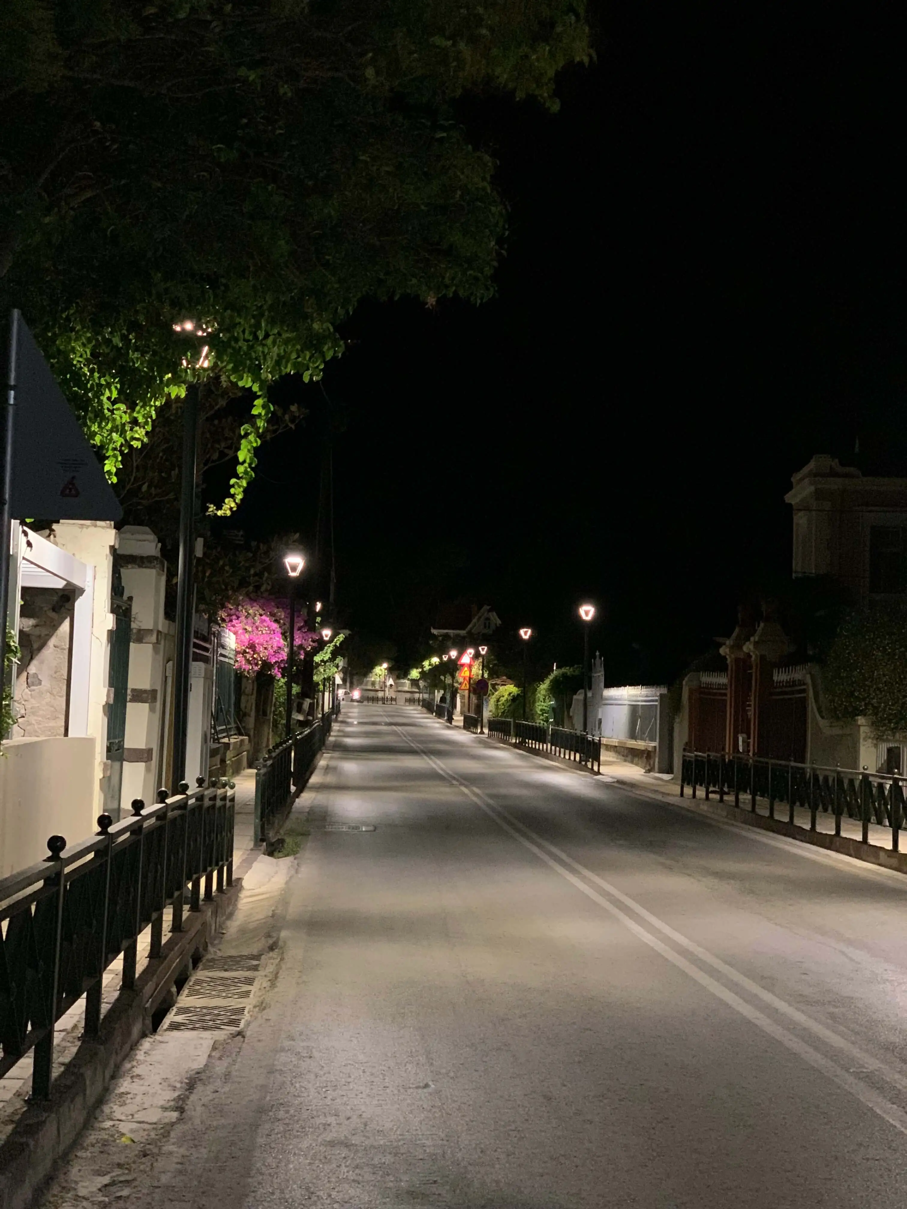 Απεικόνιση τμήματος του δρόμου της Σουράδας τη νύχτα, όπου φαίνεται να λειτουργούν τα φωτιστικά του δρόμου (LED). Η λήψη της φωτογραφίας έγινε από την αντίθετη κατεύθυνση του δρόμου, όπου στο βάθος φαίνεται ο κόμβος.